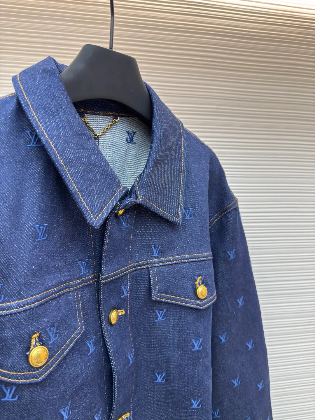 LOUIS VUITTON embroidered logo denim jacket ●Authentic product: purchased and developed by 26506 ●Item number: 1680016-B85 ●Fabric: denim fabric ●Technology: embroidery production ●Version: fitted version ●Weight: about 1290 grams ●Size: 46-48-50-52 ●Description: The fabric is made of 430g denim fabric, which feels breathable and comfortable after washing. Every detail is customized by YB, with matching patterns, custom hardware buttons, and leather tags that are highly restored, comparable to the original ones. It can be matched with the same style to create a fashionable look, and can be used in various occasions. Customized accessories, complete with three standards, same style for men and women!